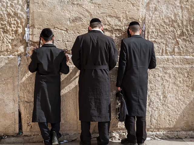 Israeli praying